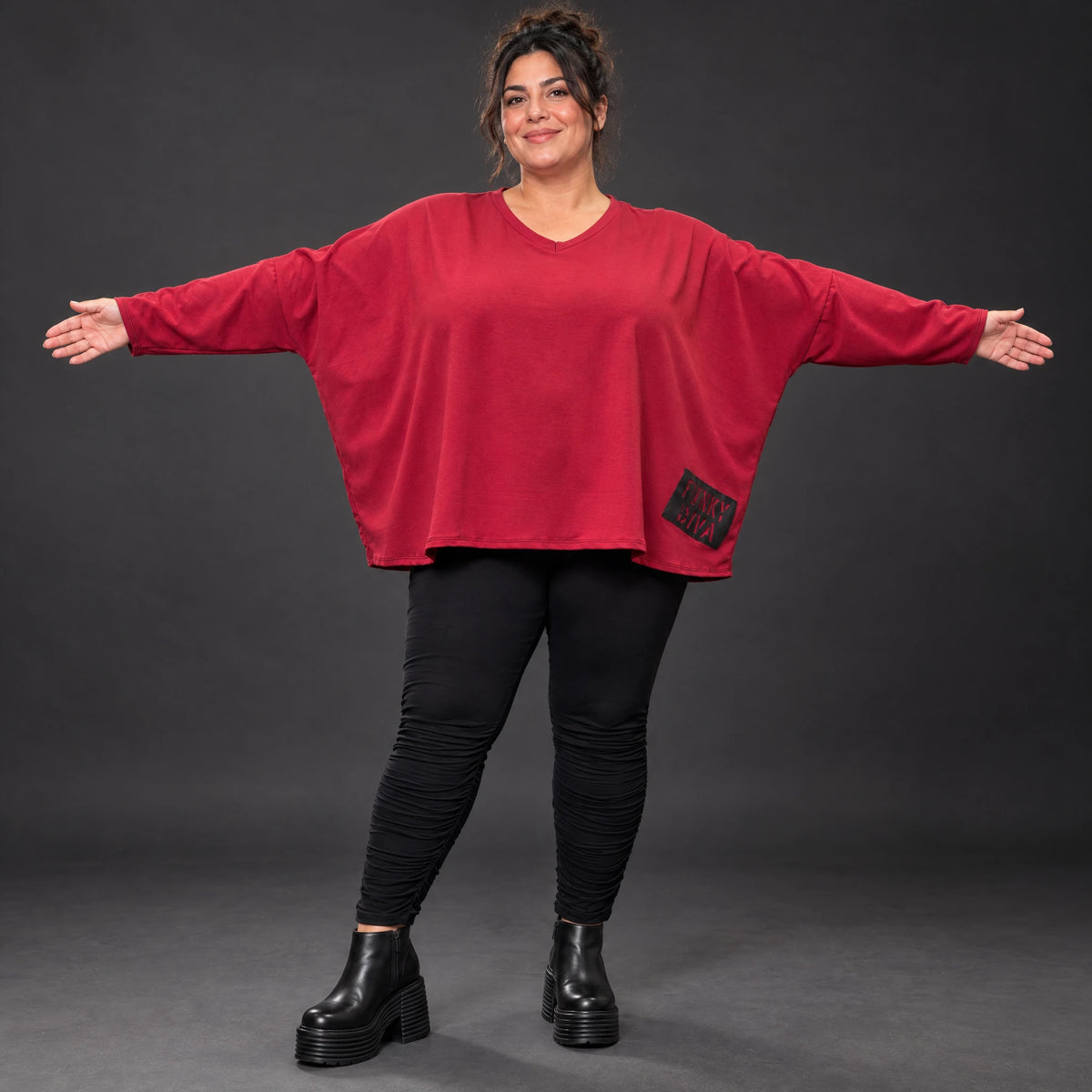 Rotes Langarmshirt aus weichem Stretchjersey mit V-Ausschnitt und kastiger Passform