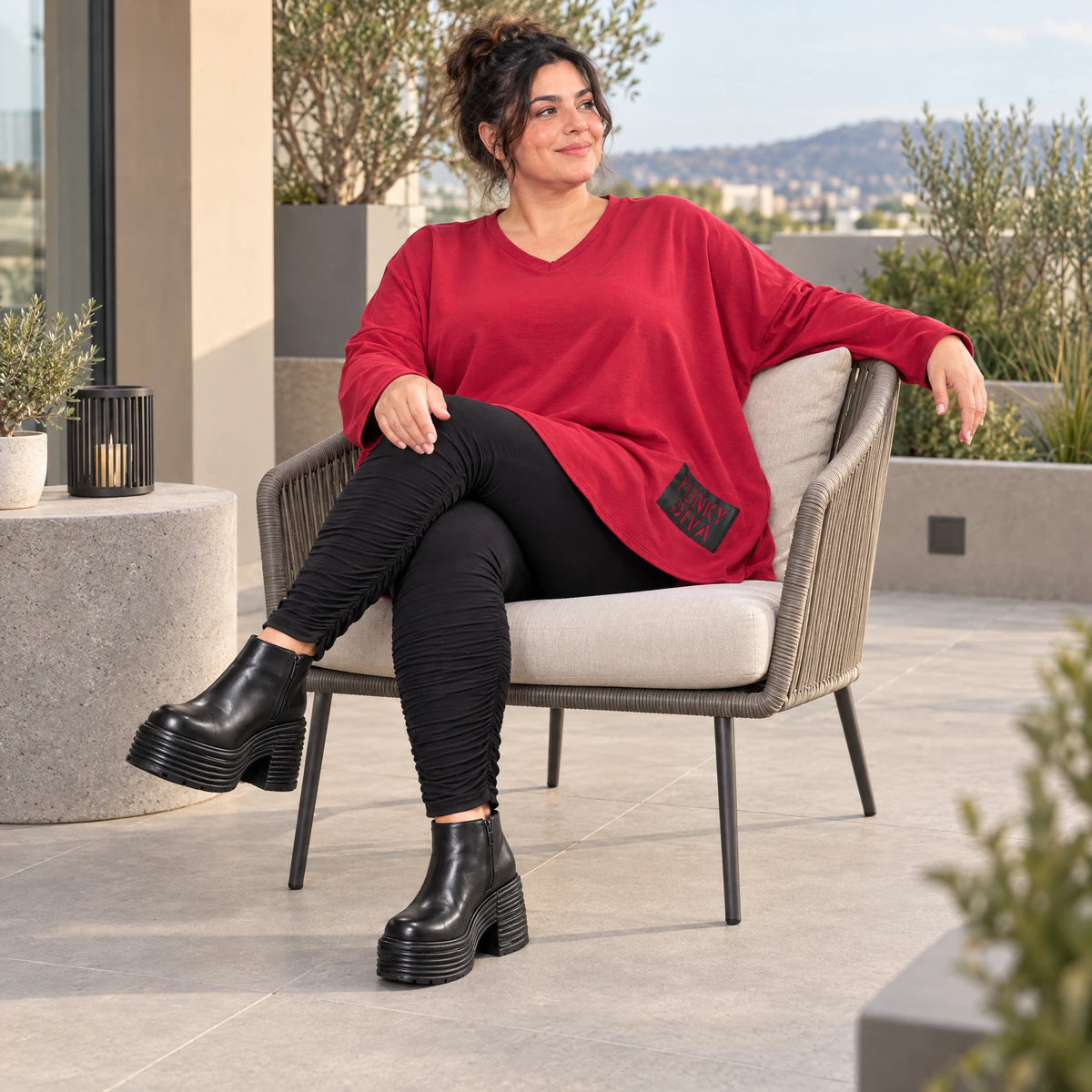 Rotes Langarmshirt aus weichem Stretchjersey mit V-Ausschnitt und kastiger Passform