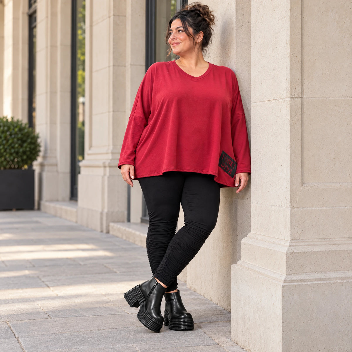 Rotes Langarmshirt aus weichem Stretchjersey mit V-Ausschnitt und kastiger Passform