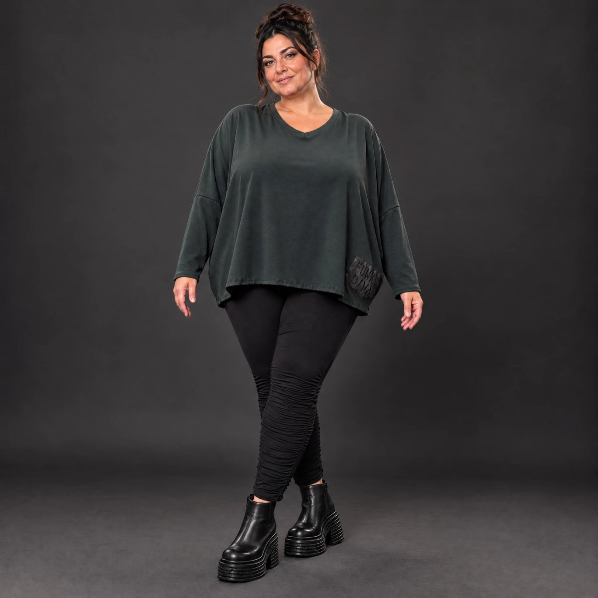 Schwarzes Langarmshirt aus weichem Stretchjersey mit kastigem Schnitt und V-Ausschnitt