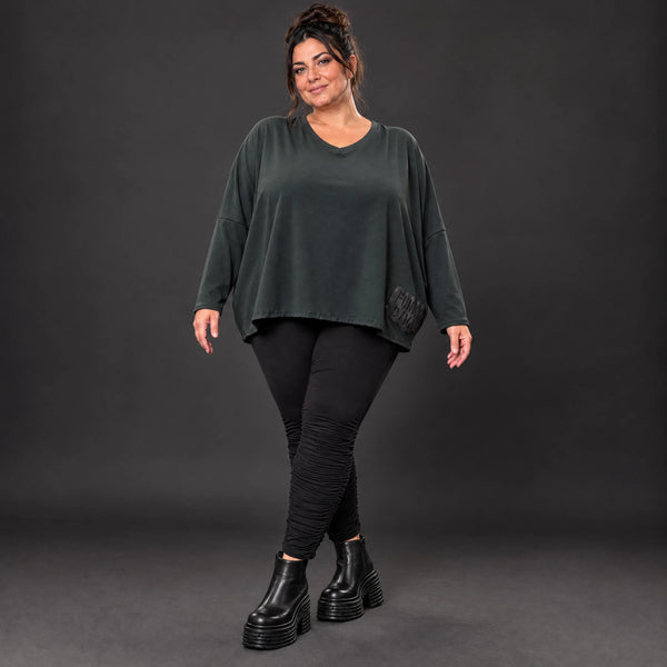 Schwarzes Langarmshirt aus weichem Stretchjersey mit kastigem Schnitt und V-Ausschnitt