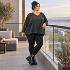 Schwarzes Langarmshirt aus weichem Stretchjersey mit kastigem Schnitt und V-Ausschnitt