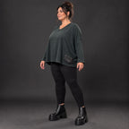 Schwarzes Langarmshirt aus weichem Stretchjersey mit kastigem Schnitt und V-Ausschnitt