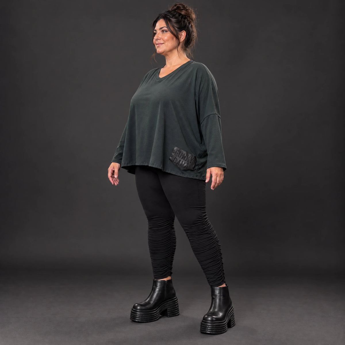 Schwarzes Langarmshirt aus weichem Stretchjersey mit kastigem Schnitt und V-Ausschnitt