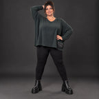 Schwarzes Langarmshirt aus weichem Stretchjersey mit kastigem Schnitt und V-Ausschnitt