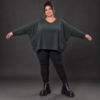 Schwarzes Langarmshirt aus weichem Stretchjersey mit kastigem Schnitt und V-Ausschnitt