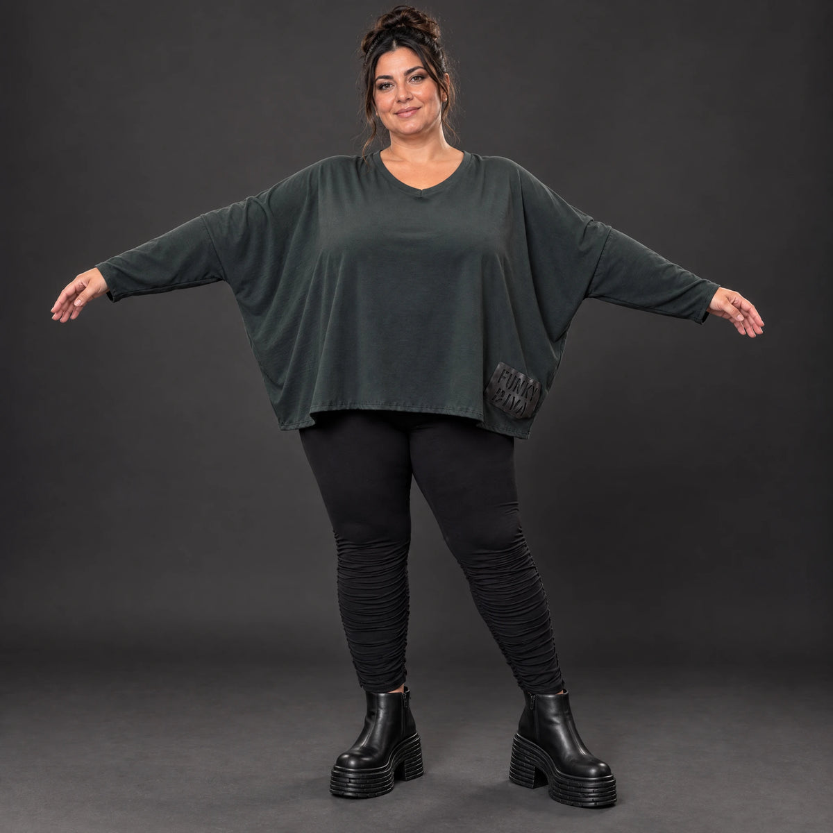 Schwarzes Langarmshirt aus weichem Stretchjersey mit kastigem Schnitt und V-Ausschnitt