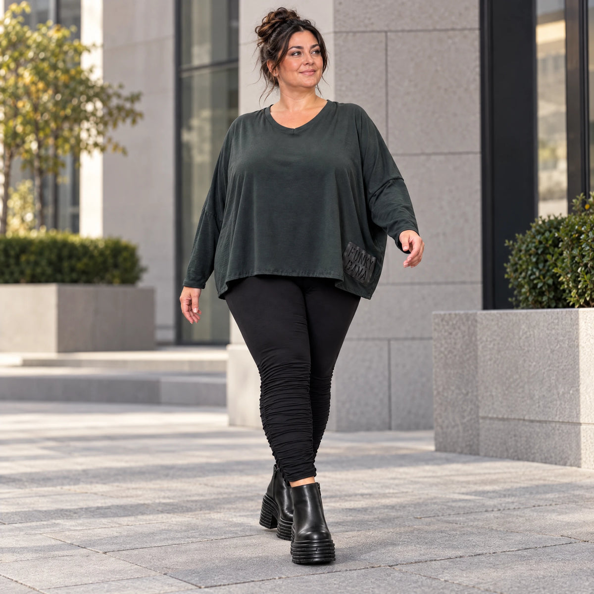 Schwarzes Langarmshirt aus weichem Stretchjersey mit kastigem Schnitt und V-Ausschnitt