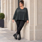 Schwarzes Langarmshirt aus weichem Stretchjersey mit kastigem Schnitt und V-Ausschnitt