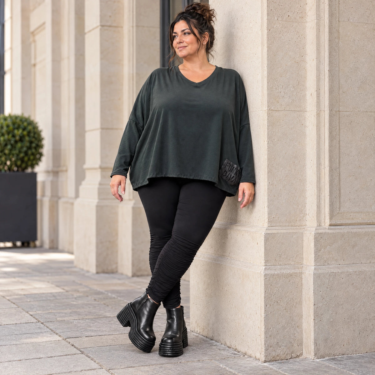 Schwarzes Langarmshirt aus weichem Stretchjersey mit kastigem Schnitt und V-Ausschnitt