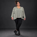 Kastiges Langarmshirt in Creme/Dunkelgrün aus weichem Stretchjersey mit V-Ausschnitt