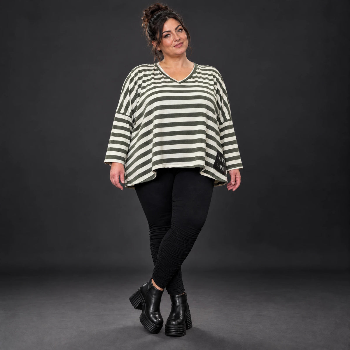 Kastiges Langarmshirt in Creme/Dunkelgrün aus weichem Stretchjersey mit V-Ausschnitt