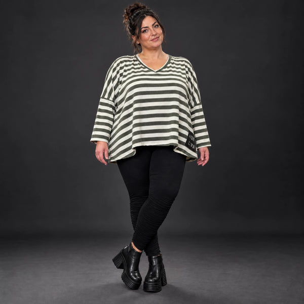 Kastiges Langarmshirt in Creme/Dunkelgrün aus weichem Stretchjersey mit V-Ausschnitt