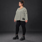 Kastiges Langarmshirt in Creme/Dunkelgrün aus weichem Stretchjersey mit V-Ausschnitt