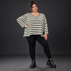 Kastiges Langarmshirt in Creme/Dunkelgrün aus weichem Stretchjersey mit V-Ausschnitt