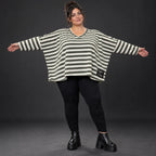 Kastiges Langarmshirt in Creme/Dunkelgrün aus weichem Stretchjersey mit V-Ausschnitt