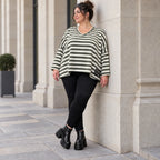 Kastiges Langarmshirt in Creme/Dunkelgrün aus weichem Stretchjersey mit V-Ausschnitt