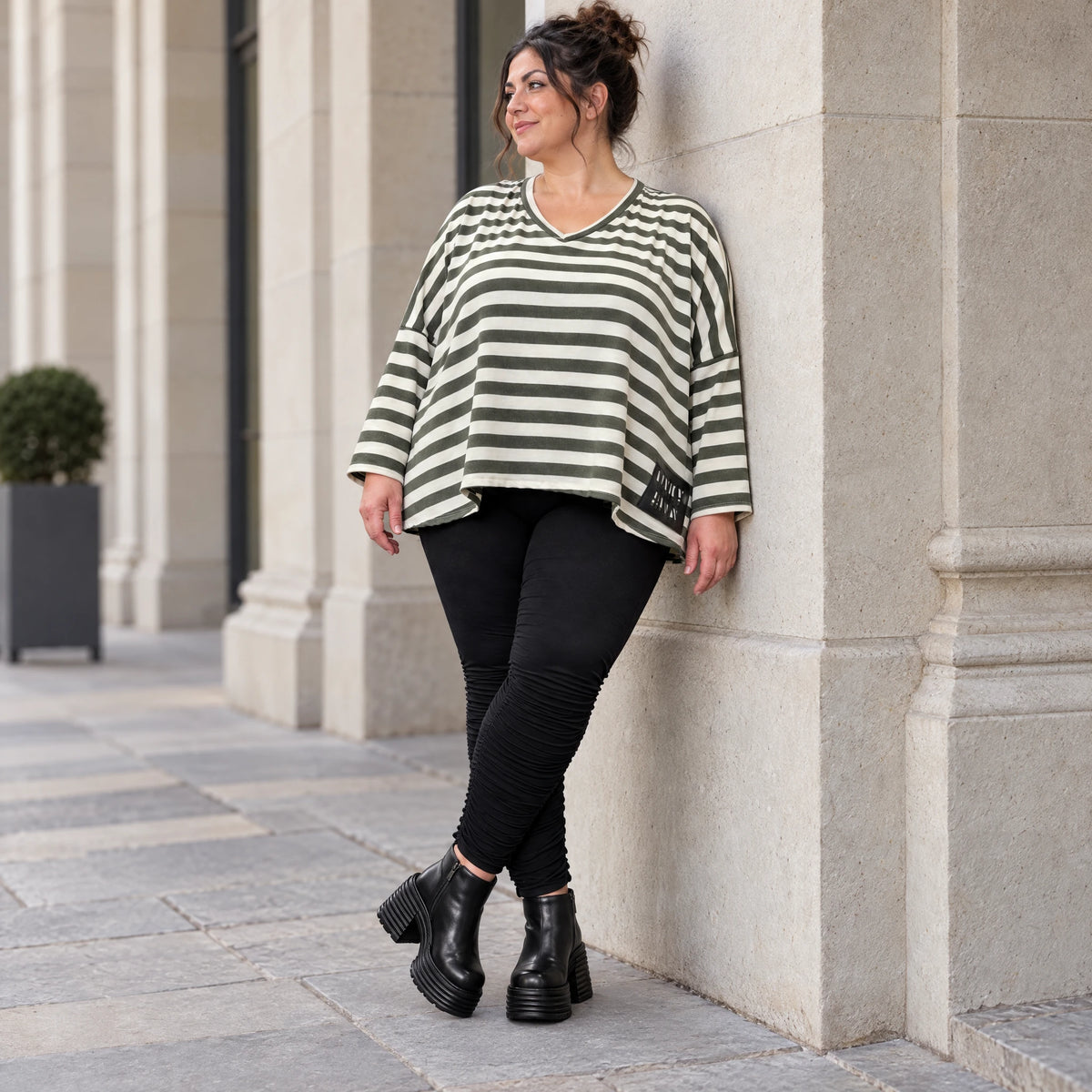 Kastiges Langarmshirt in Creme/Dunkelgrün aus weichem Stretchjersey mit V-Ausschnitt