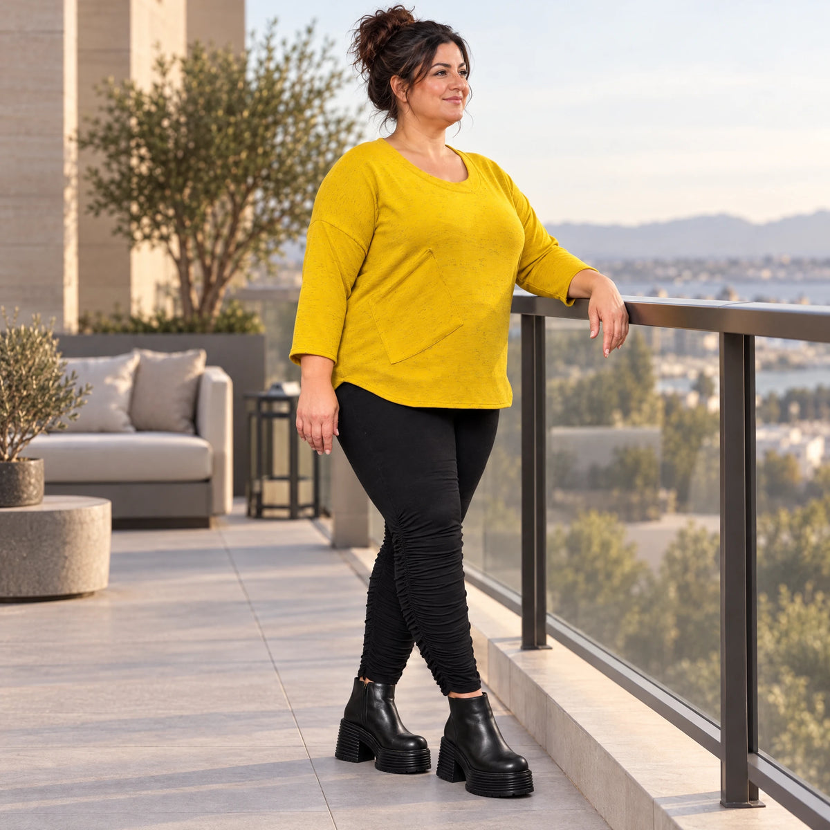 Flauschiges Feinstrickshirt in sonnigem Gelb mit Rundhals und aufgesetzten Taschen