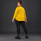 Flauschiges Feinstrickshirt in sonnigem Gelb mit Rundhals und aufgesetzten Taschen