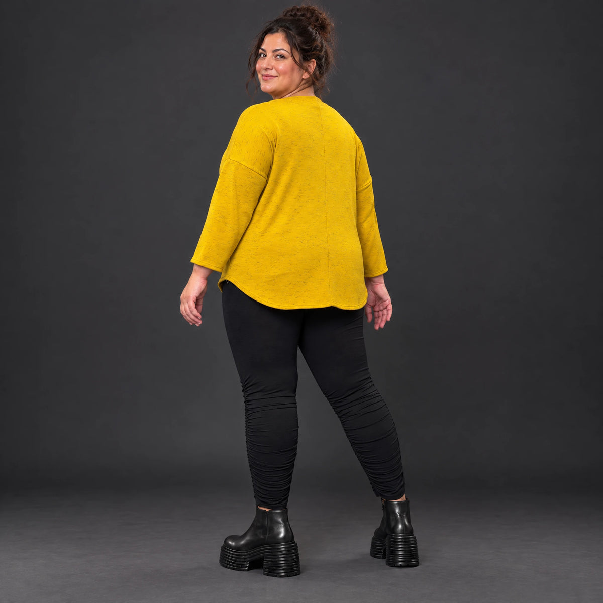Flauschiges Feinstrickshirt in sonnigem Gelb mit Rundhals und aufgesetzten Taschen