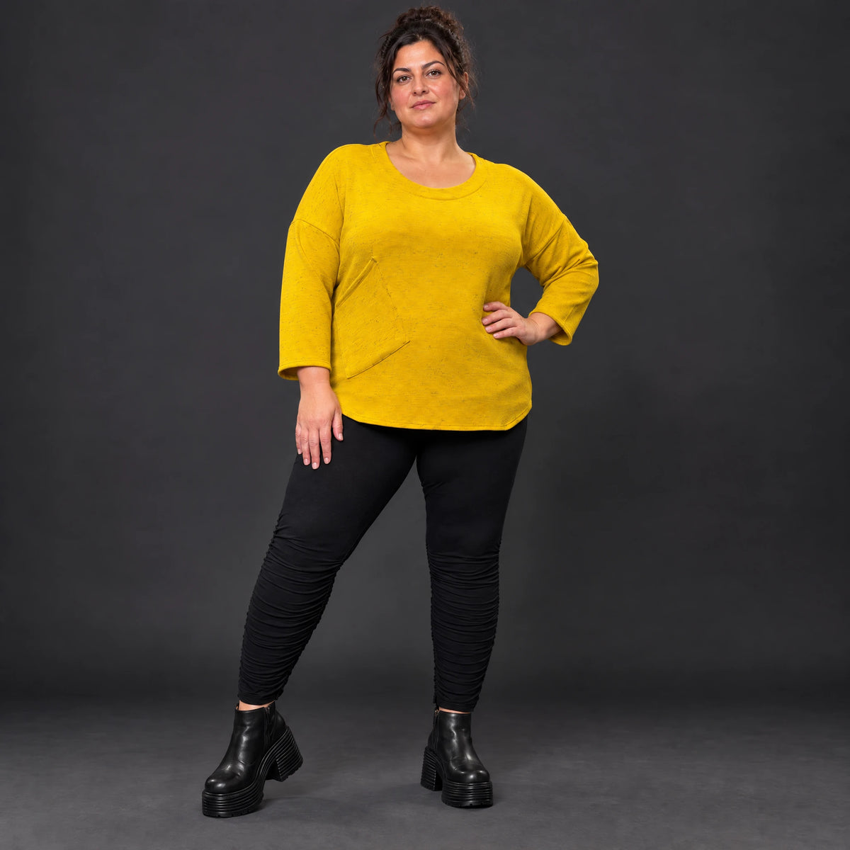 Flauschiges Feinstrickshirt in sonnigem Gelb mit Rundhals und aufgesetzten Taschen