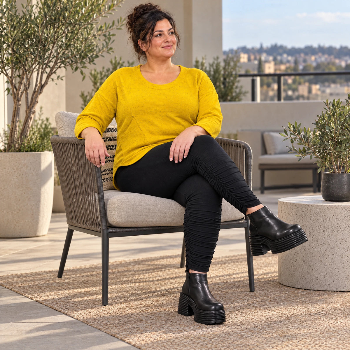 Flauschiges Feinstrickshirt in sonnigem Gelb mit Rundhals und aufgesetzten Taschen