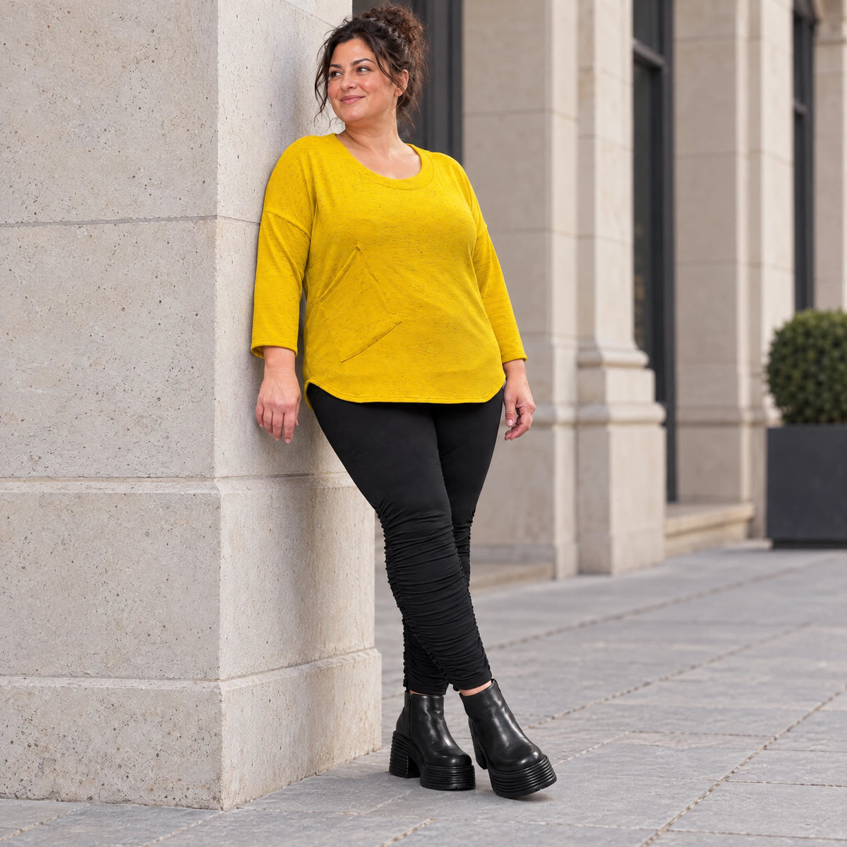 Flauschiges Feinstrickshirt in sonnigem Gelb mit Rundhals und aufgesetzten Taschen