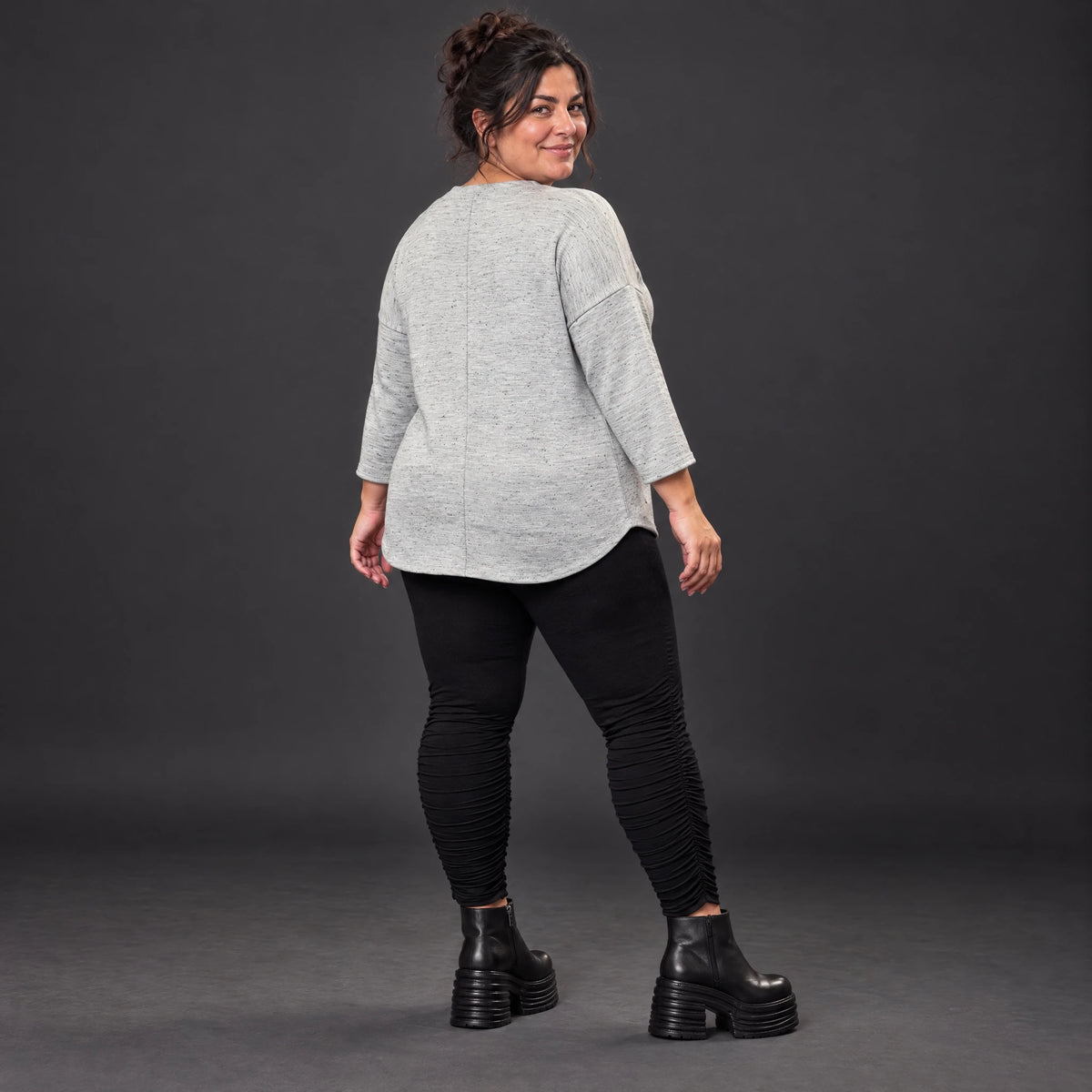 Langarmshirt in Grau/Schwarz aus weichem Flauschgarn mit Rundhalsausschnitt und Taschen