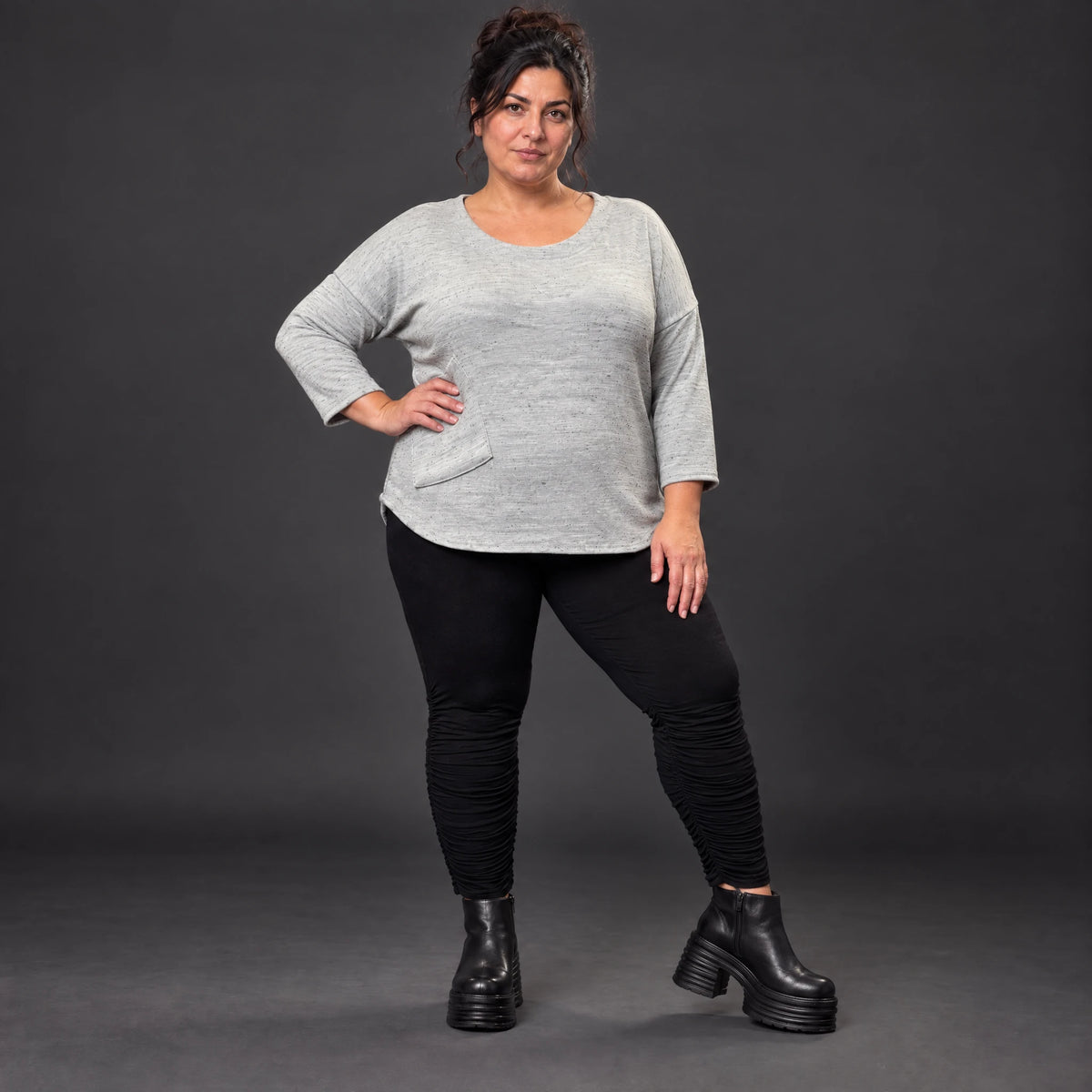 Langarmshirt in Grau/Schwarz aus weichem Flauschgarn mit Rundhalsausschnitt und Taschen