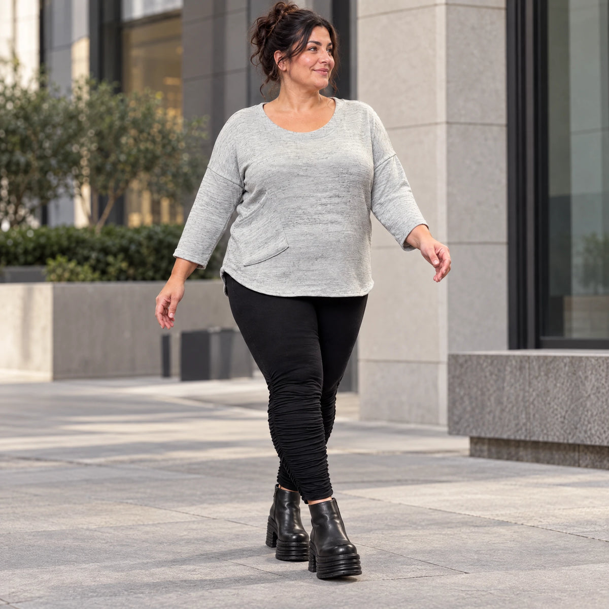 Langarmshirt in Grau/Schwarz aus weichem Flauschgarn mit Rundhalsausschnitt und Taschen