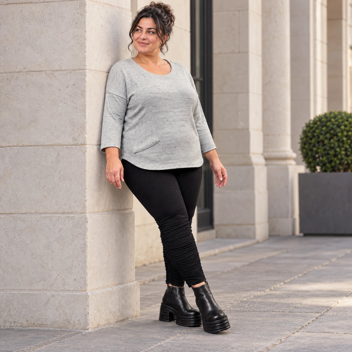 Langarmshirt in Grau/Schwarz aus weichem Flauschgarn mit Rundhalsausschnitt und Taschen