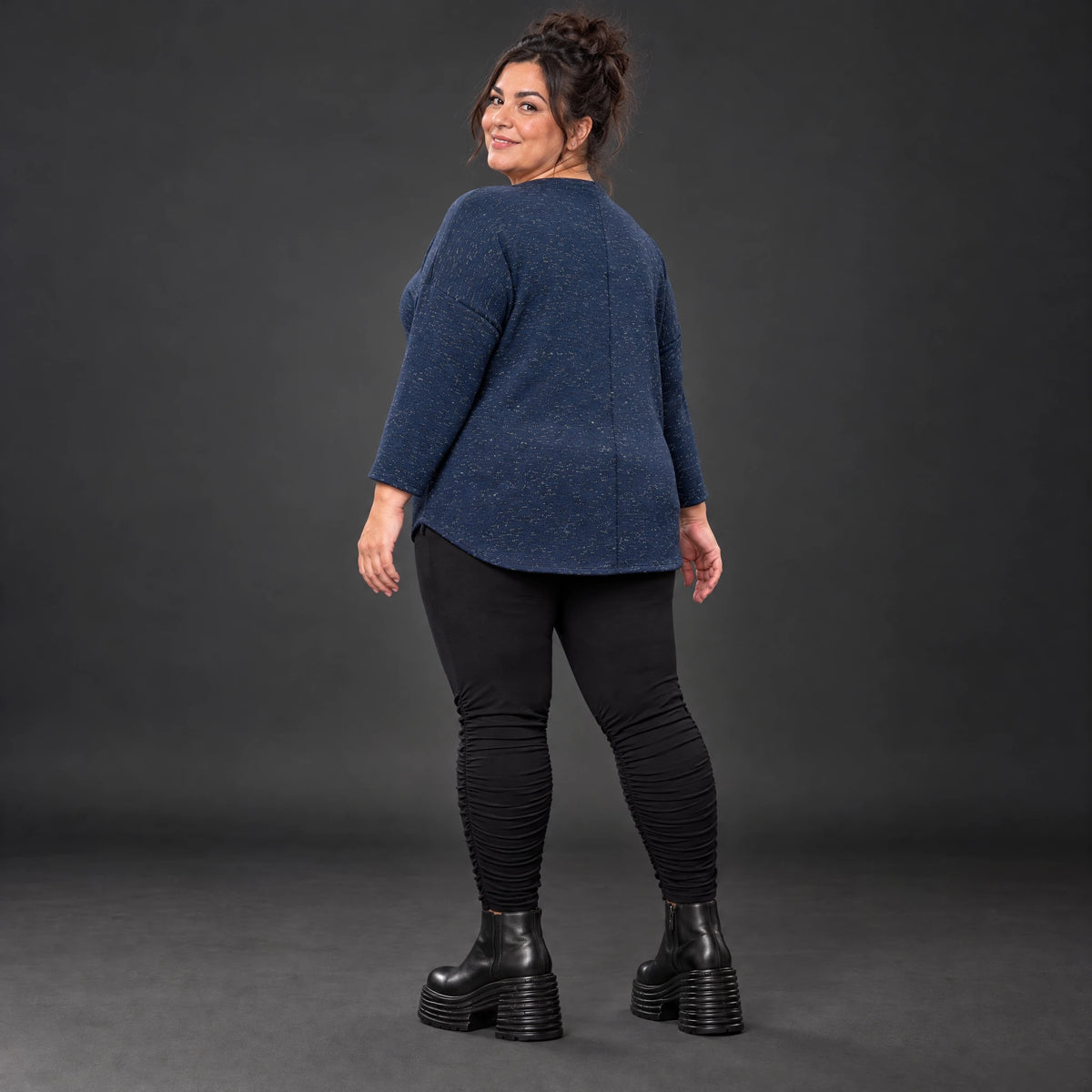 Feinstrickshirt in Blau/Weiß meliert mit Rundhalsausschnitt und aufgesetzten Taschen