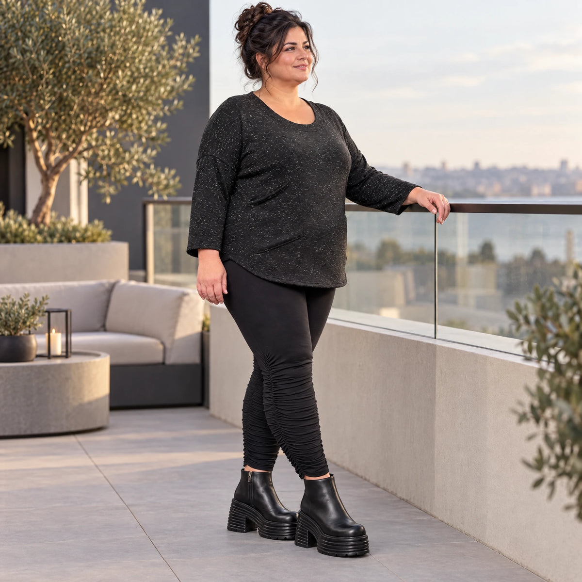 Feinstrickshirt aus Italien in Schwarz/Weiß mit flauschigem Garn und aufgesetzten Taschen