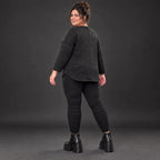 Feinstrickshirt aus Italien in Schwarz/Weiß mit flauschigem Garn und aufgesetzten Taschen