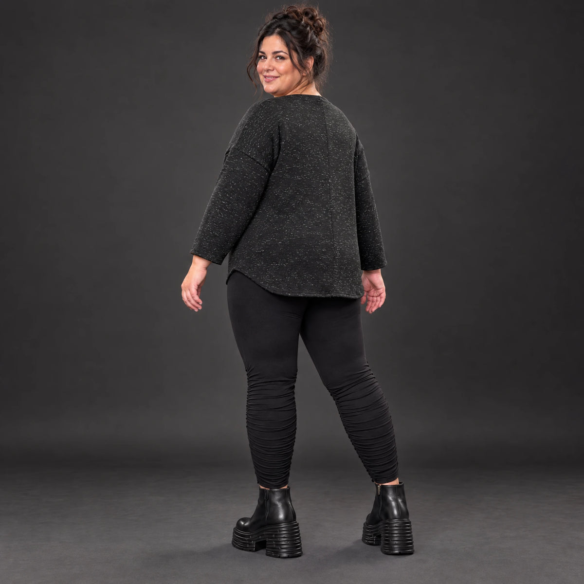 Feinstrickshirt aus Italien in Schwarz/Weiß mit flauschigem Garn und aufgesetzten Taschen