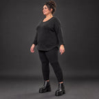 Feinstrickshirt aus Italien in Schwarz/Weiß mit flauschigem Garn und aufgesetzten Taschen