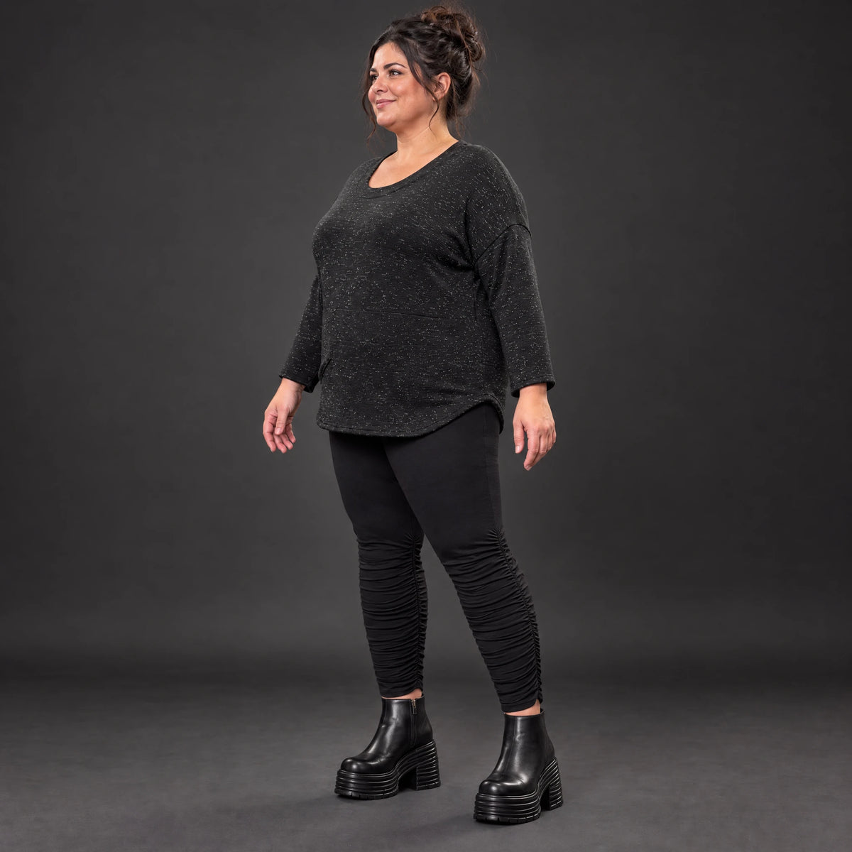 Feinstrickshirt aus Italien in Schwarz/Weiß mit flauschigem Garn und aufgesetzten Taschen