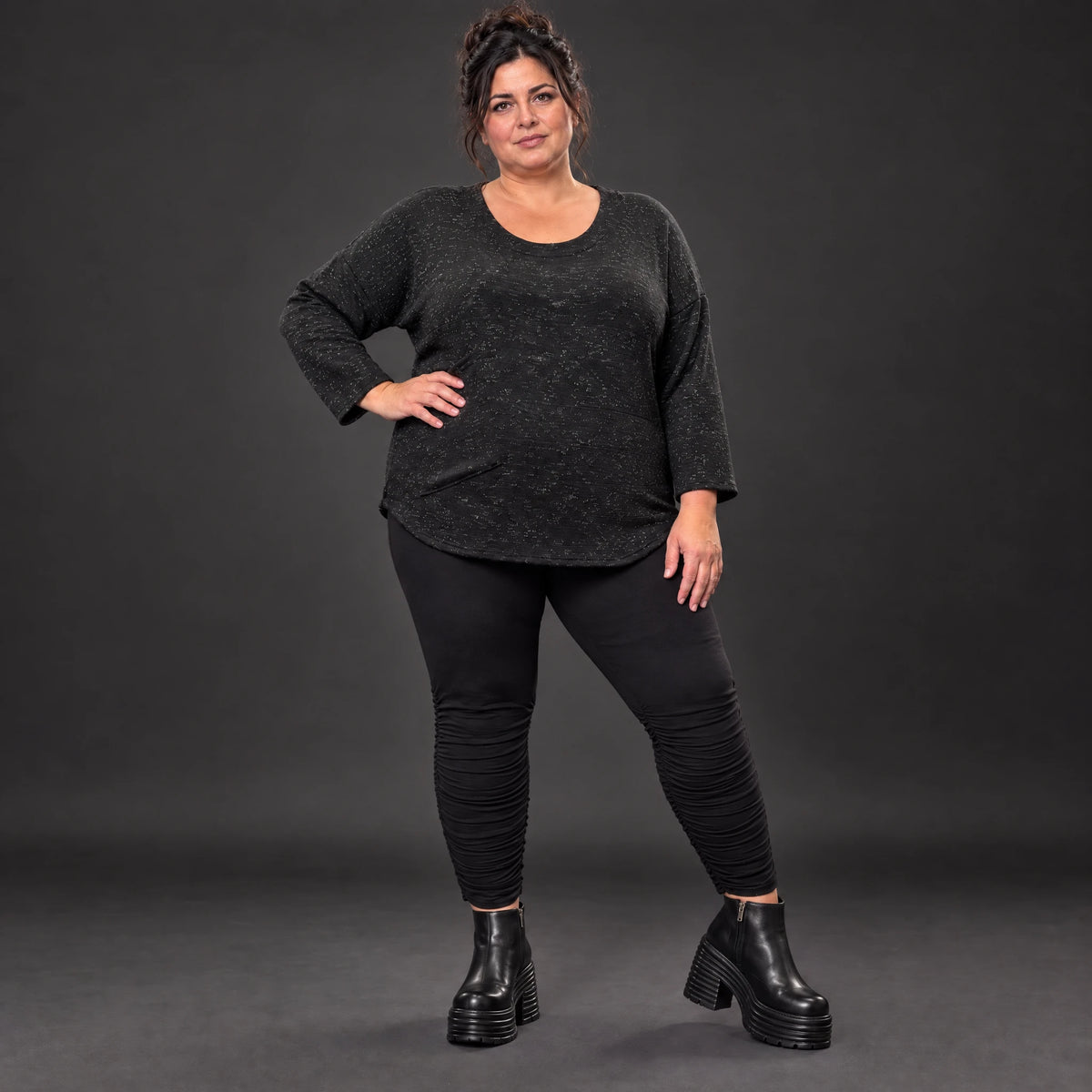 Feinstrickshirt aus Italien in Schwarz/Weiß mit flauschigem Garn und aufgesetzten Taschen