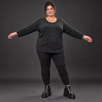 Feinstrickshirt aus Italien in Schwarz/Weiß mit flauschigem Garn und aufgesetzten Taschen