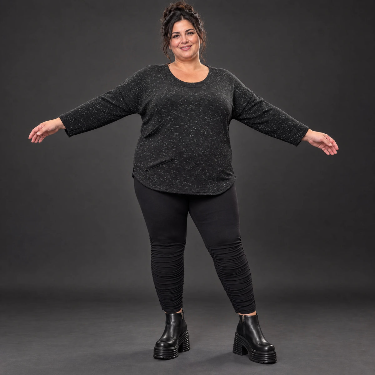 Feinstrickshirt aus Italien in Schwarz/Weiß mit flauschigem Garn und aufgesetzten Taschen