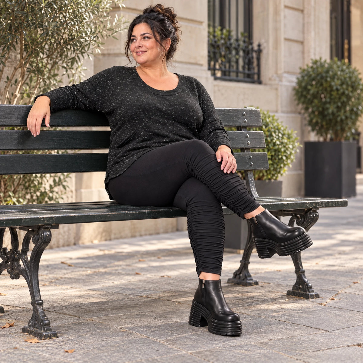 Feinstrickshirt aus Italien in Schwarz/Weiß mit flauschigem Garn und aufgesetzten Taschen