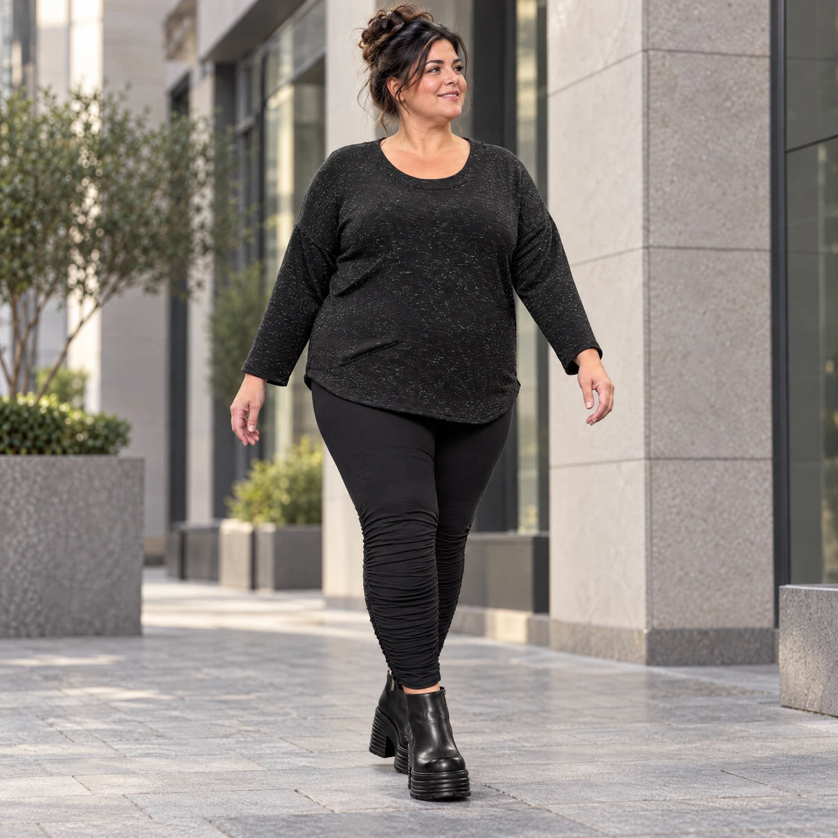 Feinstrickshirt aus Italien in Schwarz/Weiß mit flauschigem Garn und aufgesetzten Taschen