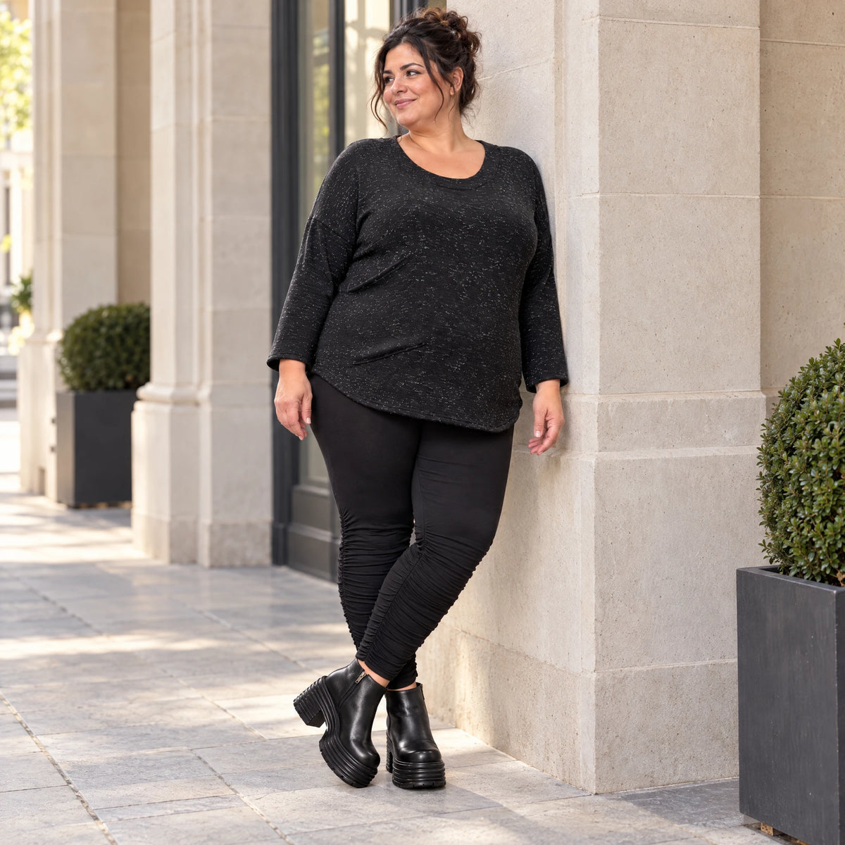 Feinstrickshirt aus Italien in Schwarz/Weiß mit flauschigem Garn und aufgesetzten Taschen