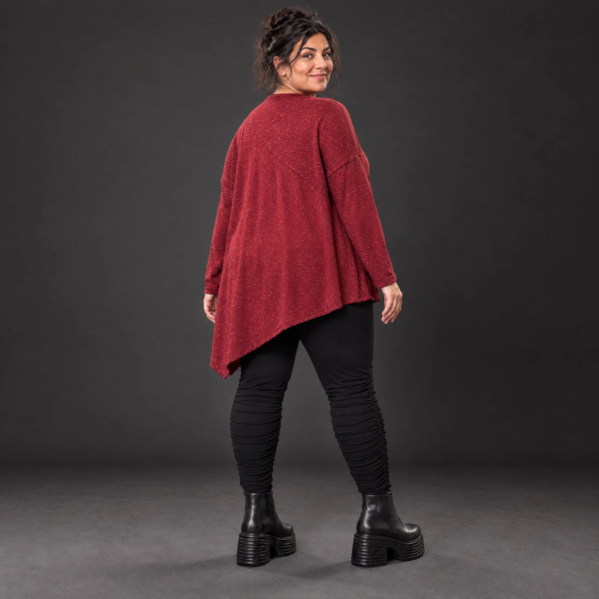 Strickshirt in Rot/Weiß Melange mit asymmetrischem Zipfelsaum aus flauschigem Feinstrick