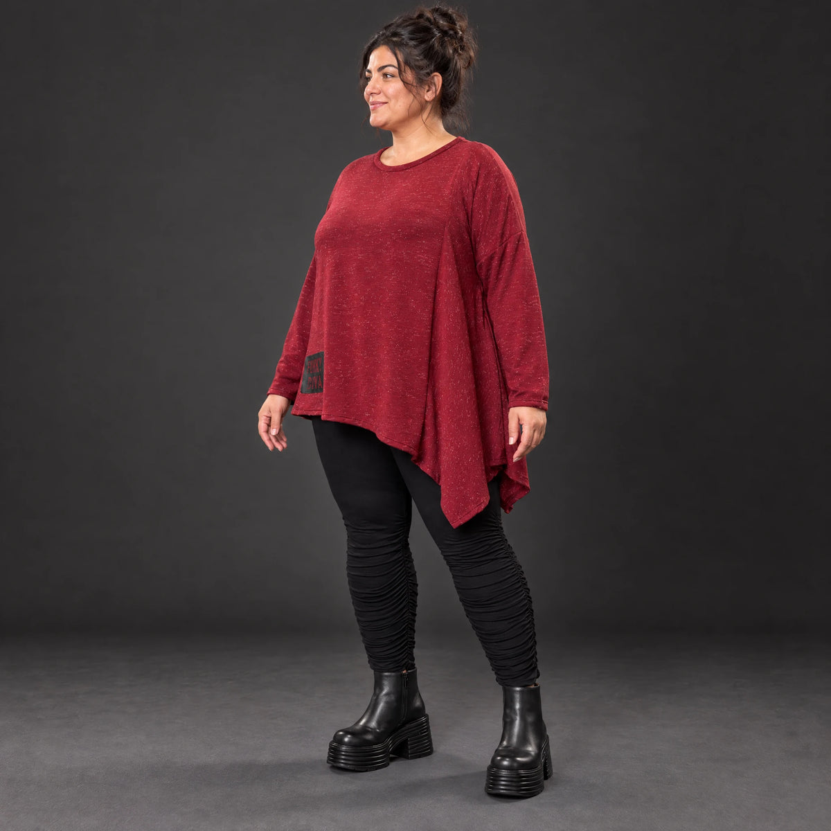 Strickshirt in Rot/Weiß Melange mit asymmetrischem Zipfelsaum aus flauschigem Feinstrick