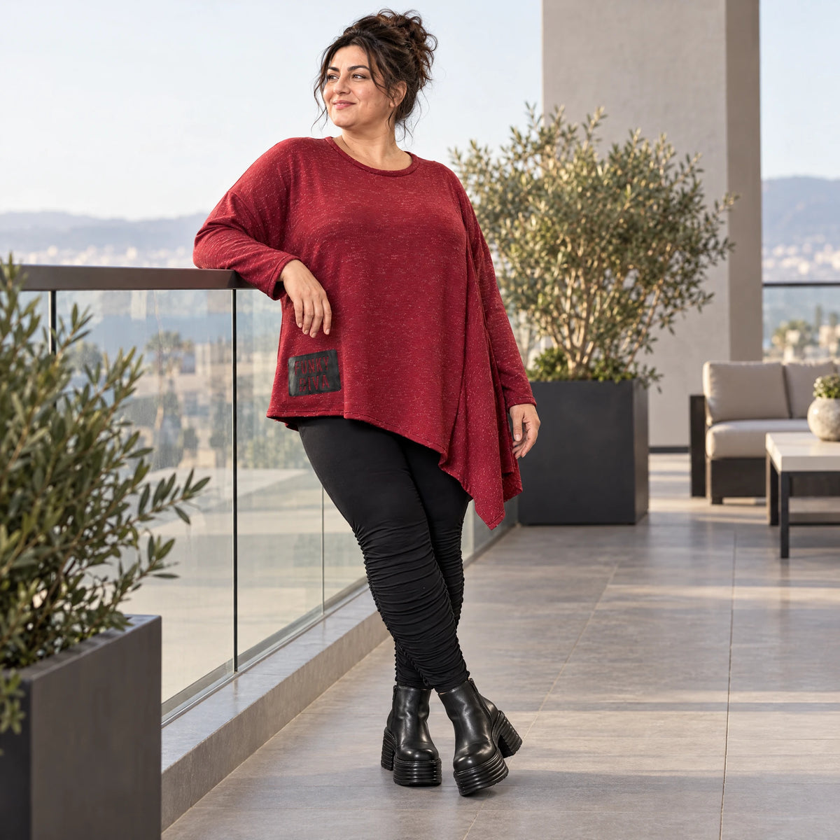 Strickshirt in Rot/Weiß Melange mit asymmetrischem Zipfelsaum aus flauschigem Feinstrick