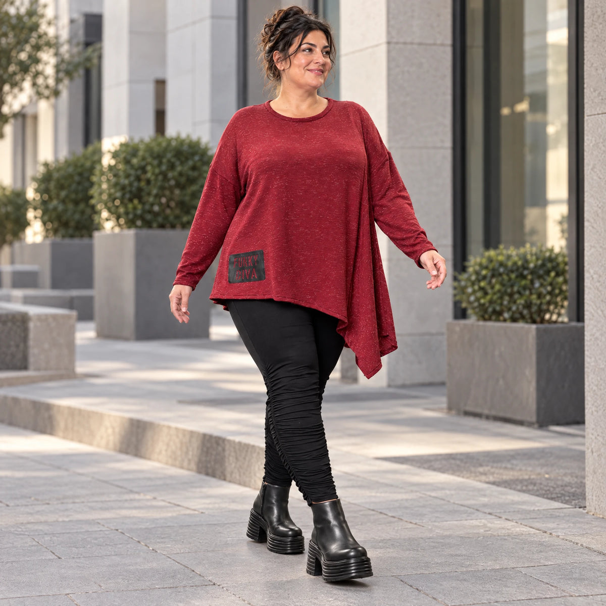 Strickshirt in Rot/Weiß Melange mit asymmetrischem Zipfelsaum aus flauschigem Feinstrick