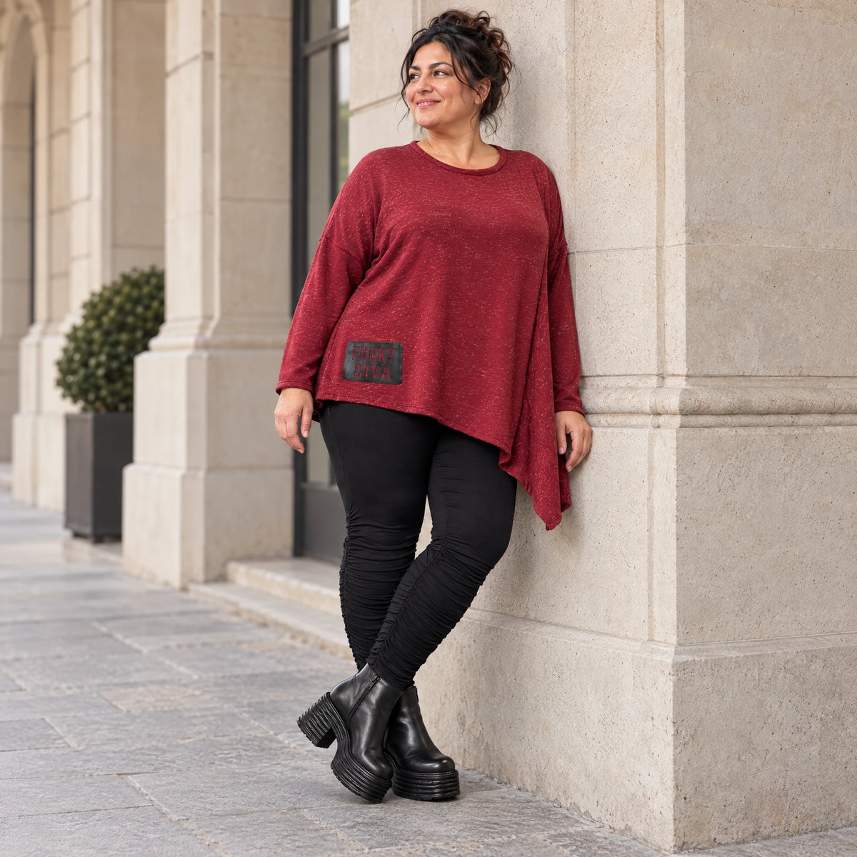 Strickshirt in Rot/Weiß Melange mit asymmetrischem Zipfelsaum aus flauschigem Feinstrick