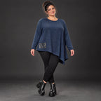 Asymmetrisches Langarmshirt in Blau/Weiß aus flauschigem Strick mit lässigem Zipfelsaum
